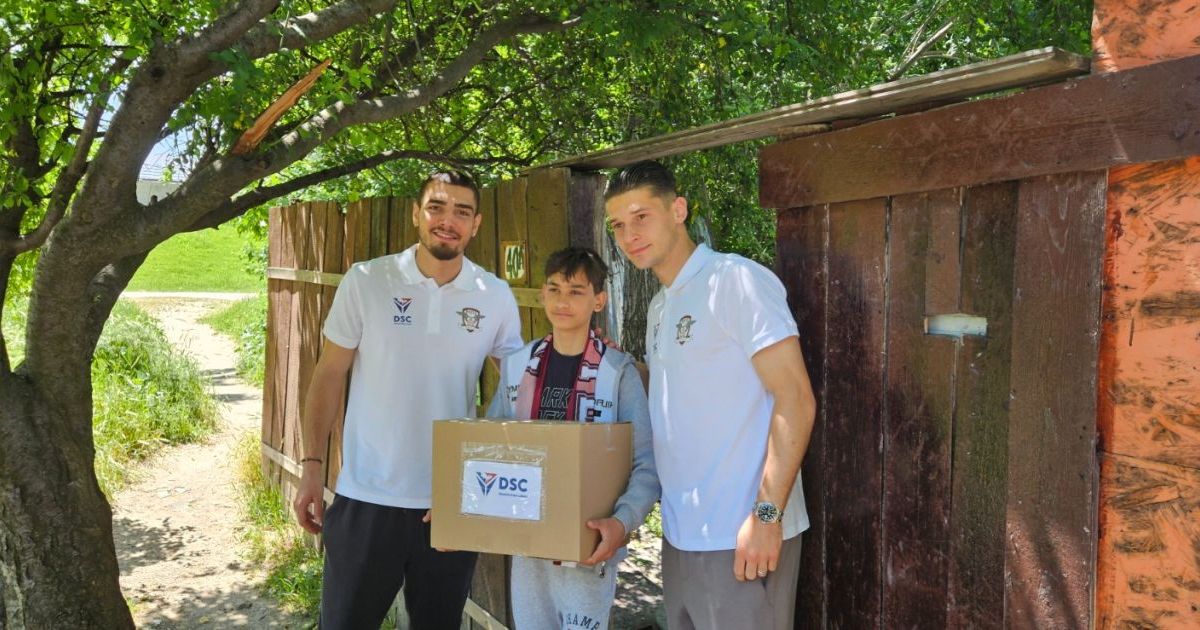 National TV: Fotbalistii Rapidului Alex Dobre și Denis Ciobotariu au împărțit cadouri și autografe de Ziua Copilului