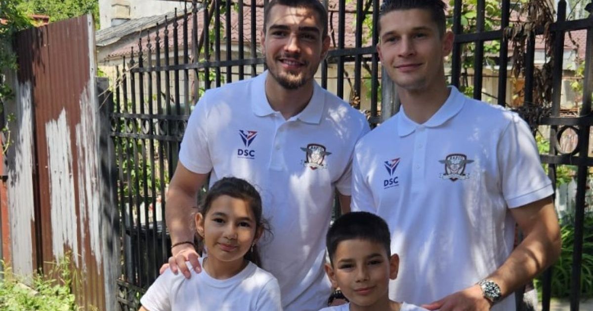 Presa scrisa: Alex Dobre si Denis Ciobotariu, cadouri si autografe de Ziua Copilului
